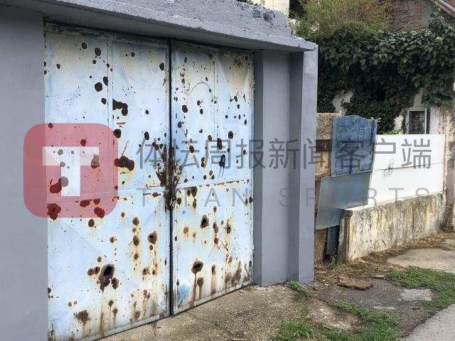 10-球场外弃用的大门上到处都是枪眼.jpg